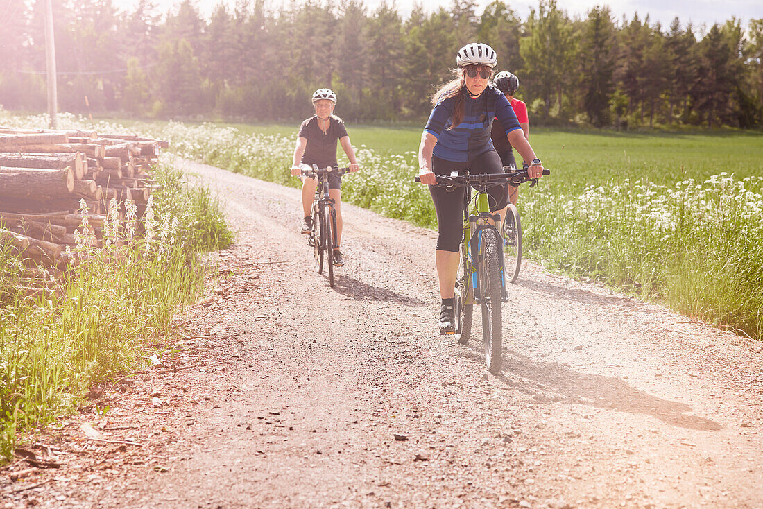 Radfahrer auf unbefestigtem Weg