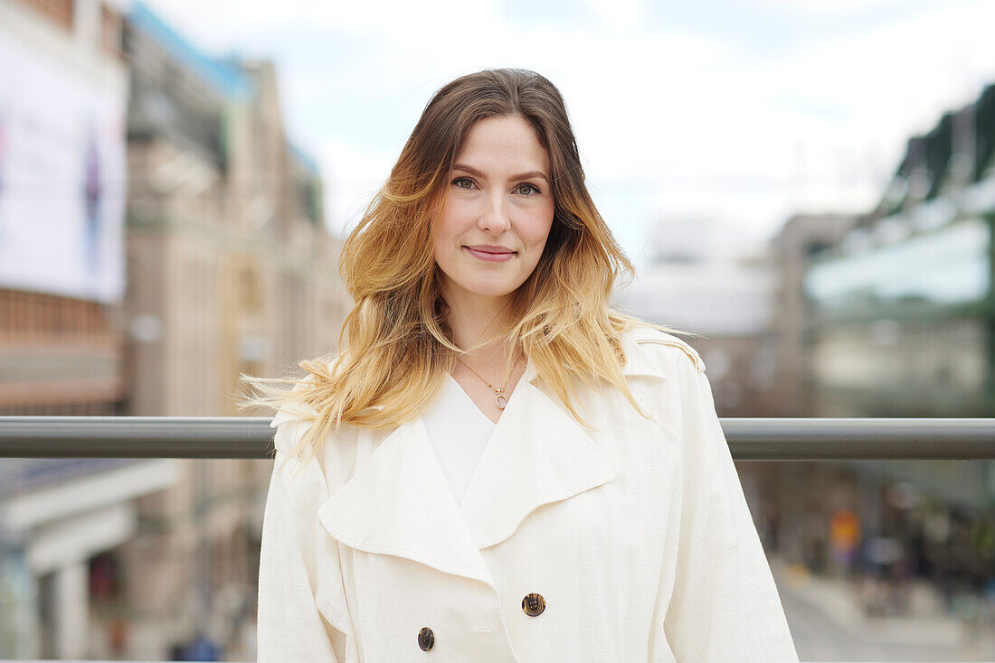 Portrait of smiling woman looking at camera