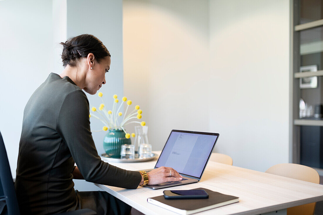 Frau arbeitet im Büro