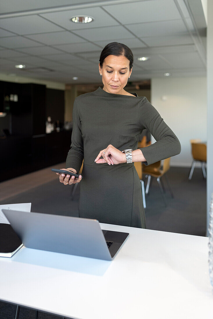 Frau arbeitet im Büro