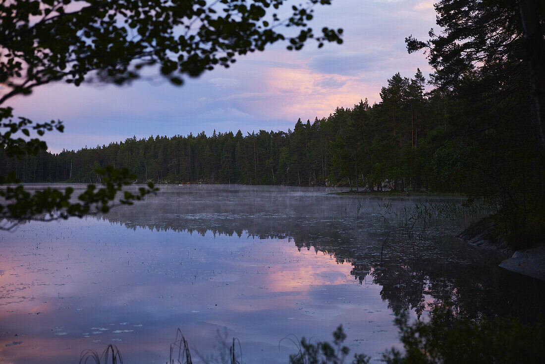 Blick auf den See bei Sonnenuntergang