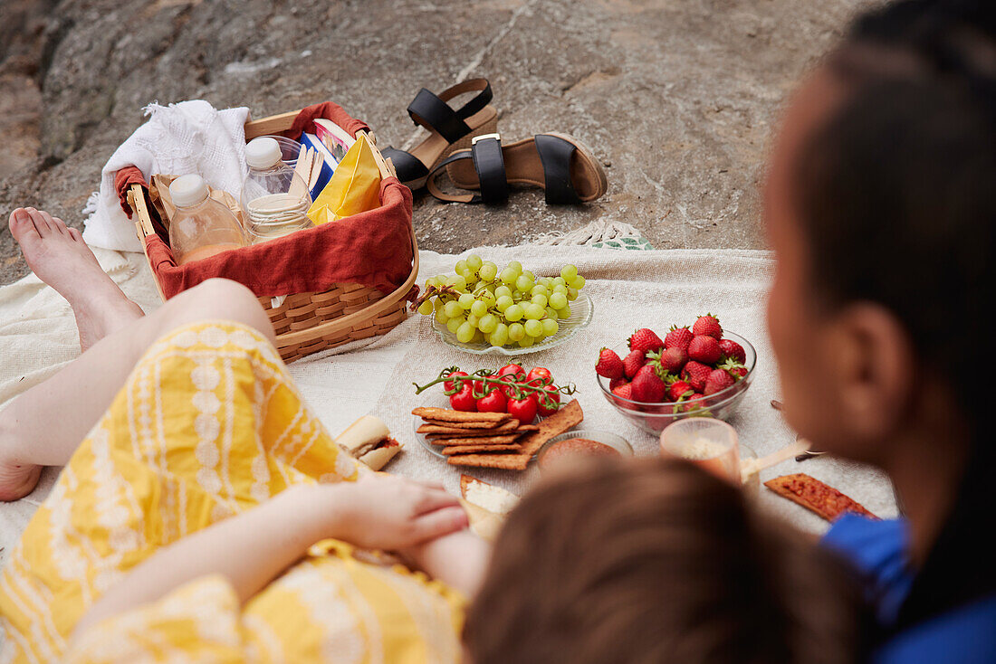 Weibliches Paar beim Picknick