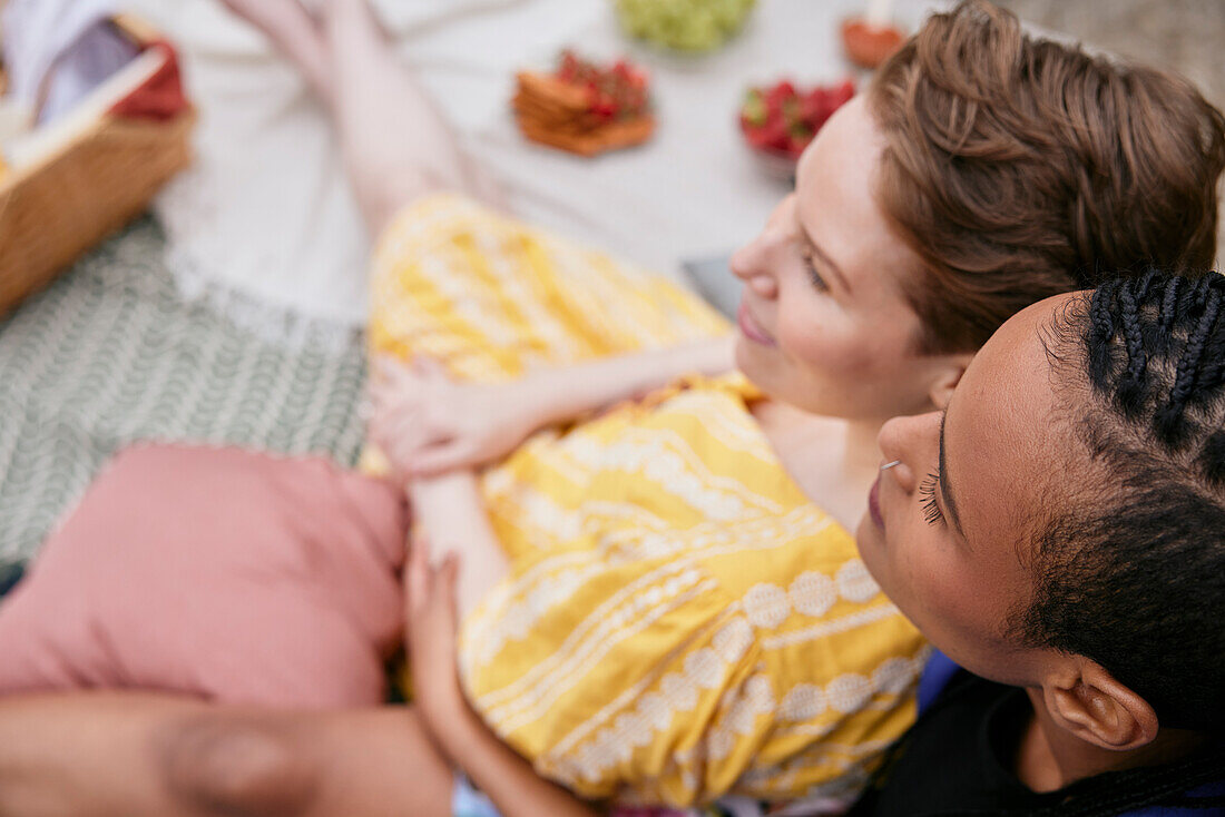Weibliches Paar entspannt sich im Freien