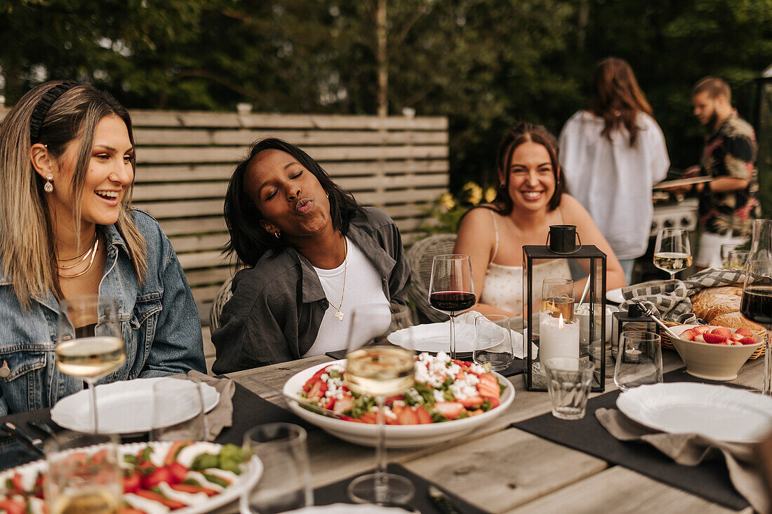 Freunde beim Essen im Garten