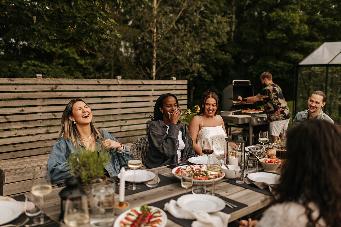 Freunde beim Essen im Garten