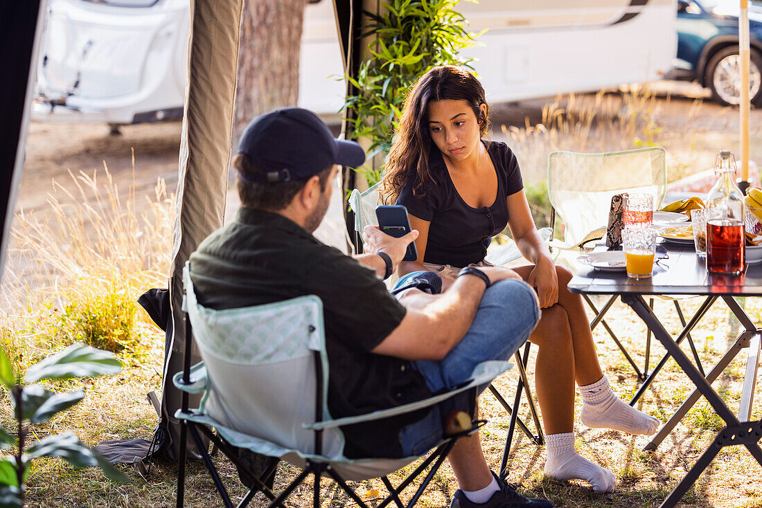 Vater mit Tochter im Teenageralter beim Camping