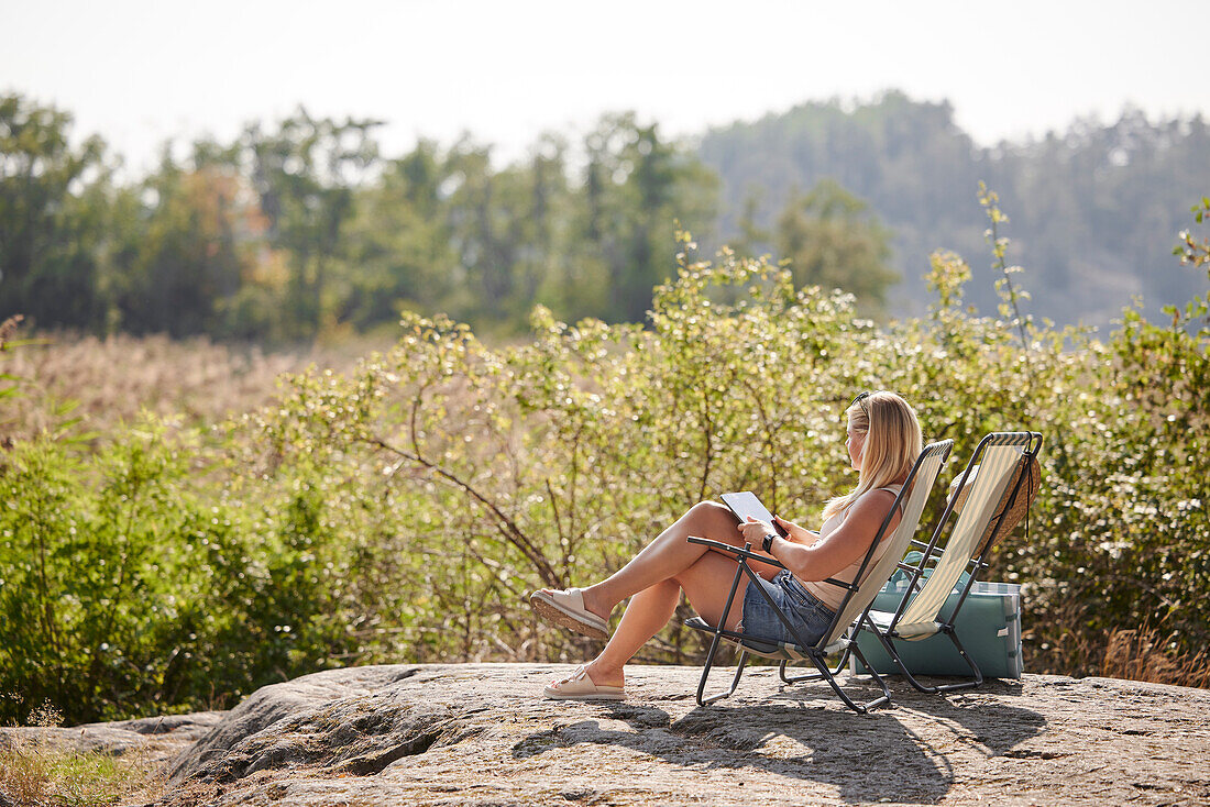 Frau liest im Sommer ein Buch