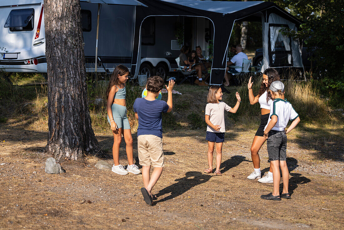 Kinder spielen Ballspiel auf dem Campingplatz