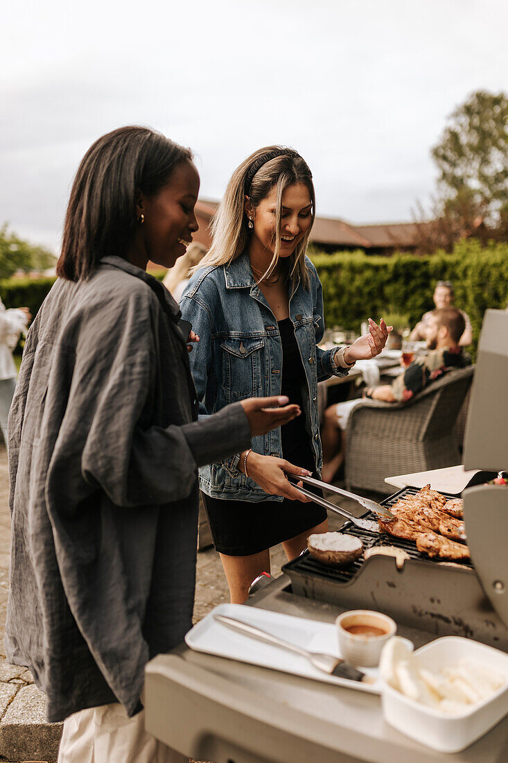 Frauen beim Grillen im Garten