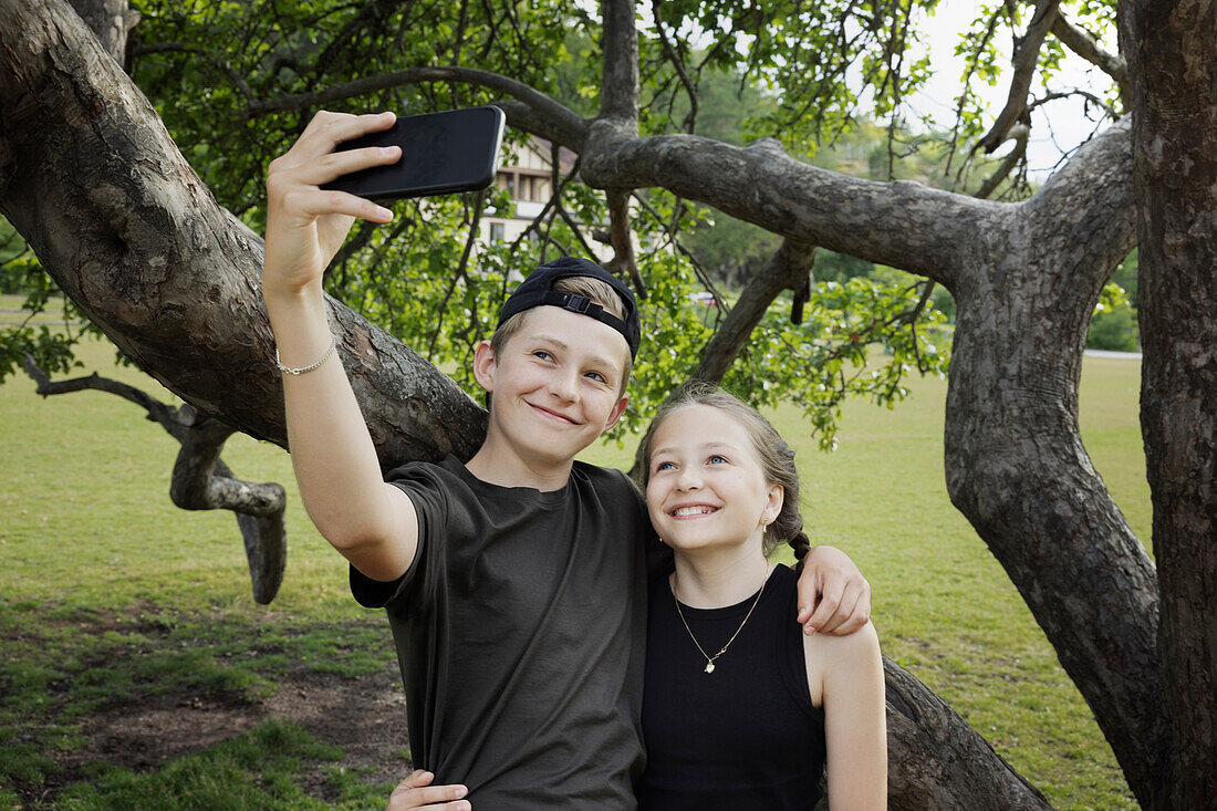 Bruder und Schwester machen ein Selfie