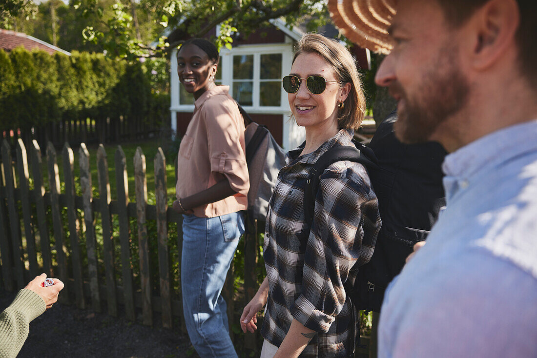 Freunde gehen zusammen spazieren