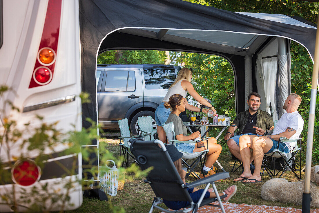 Familie beim Entspannen auf dem Campingplatz