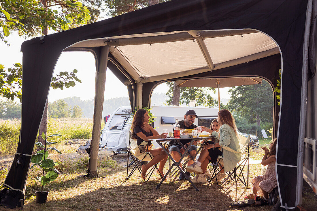 Familie beim Entspannen auf dem Campingplatz