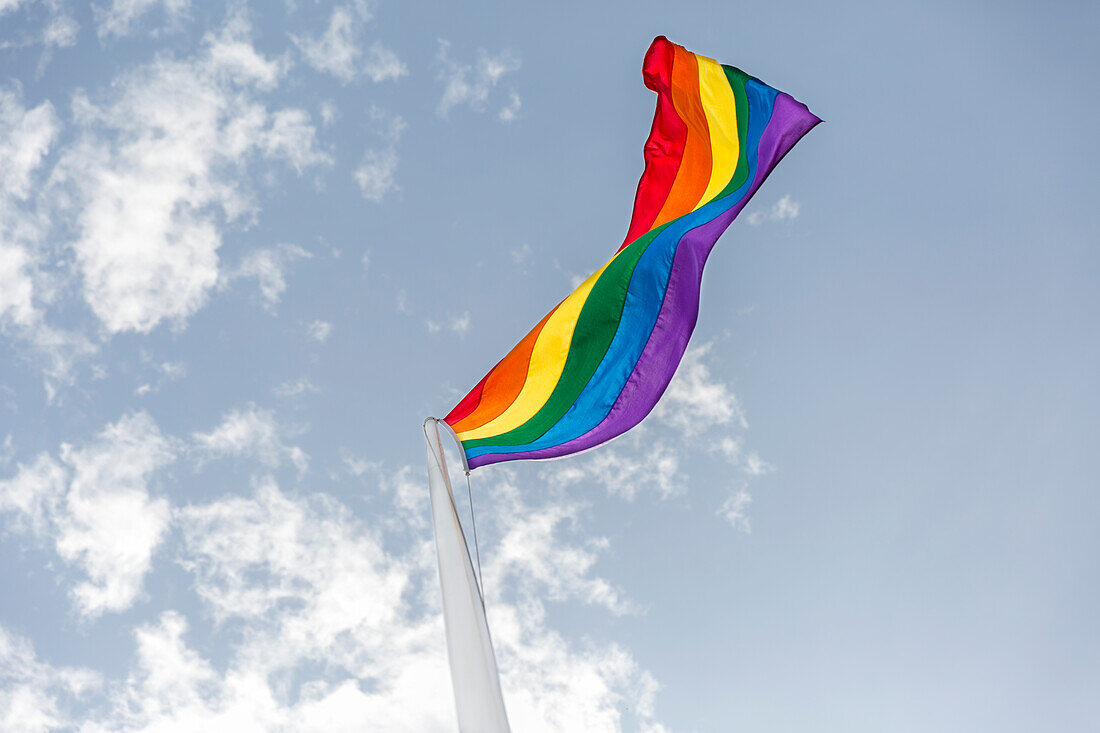 Regenbogenfahne im Wind