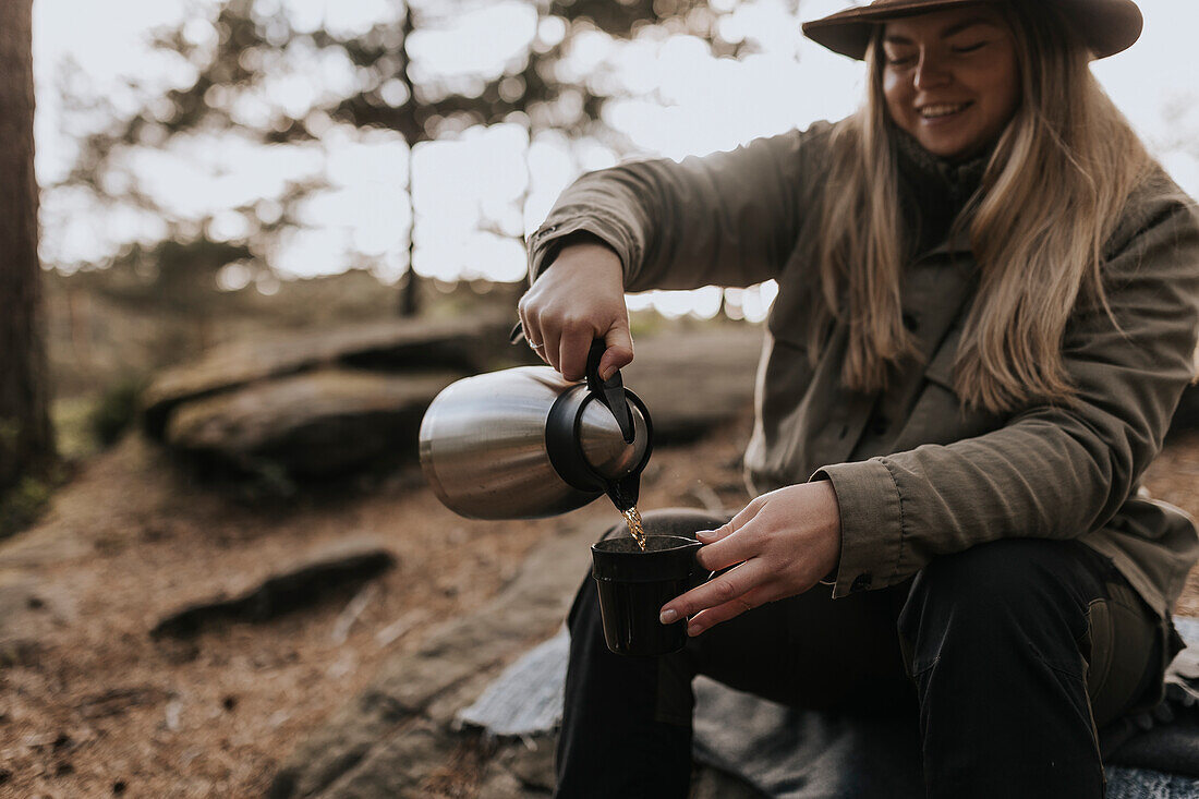 Lächelnde Frau in der Kaffeepause