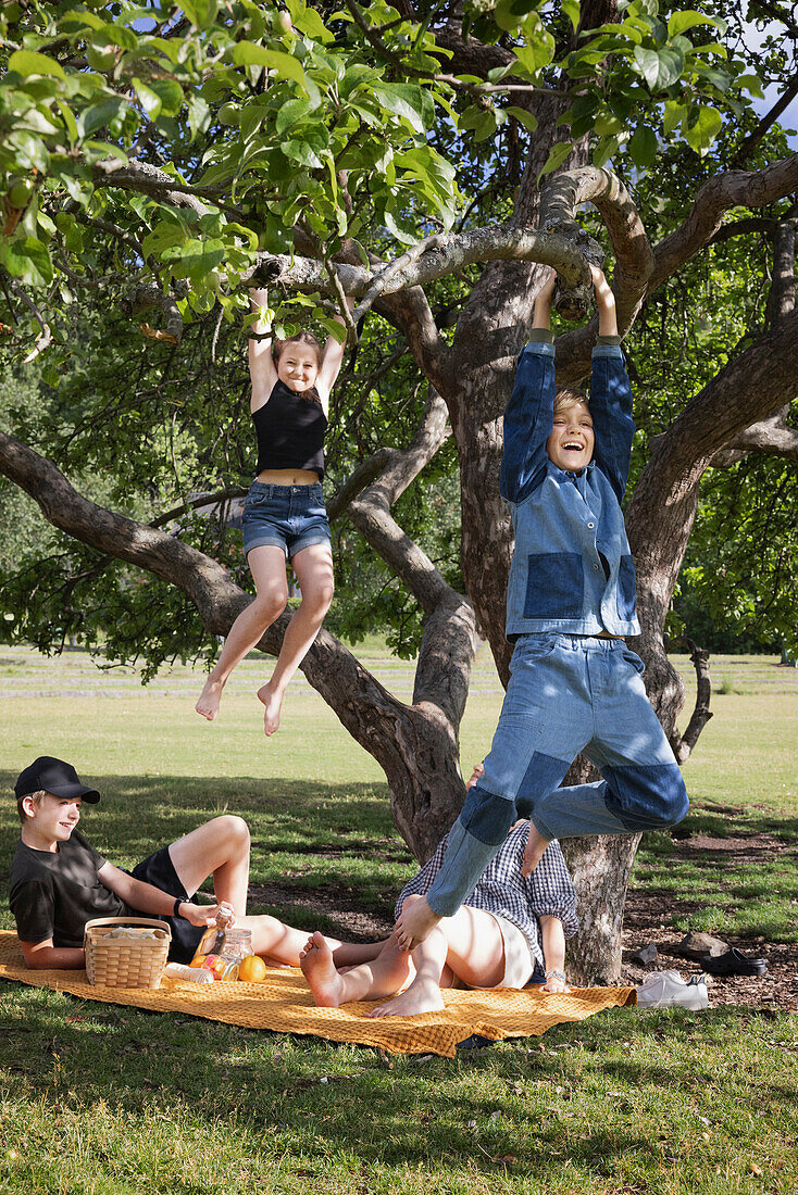 Mutter mit Kindern beim Picknick