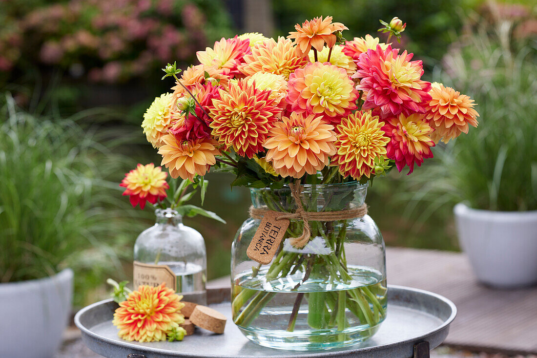 Sunny Dahlia Bouquet