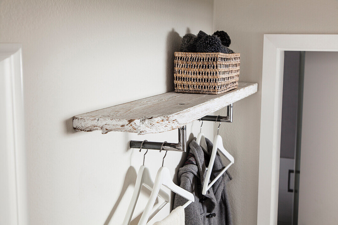 DIY coat rack for the hallway with a vintage look