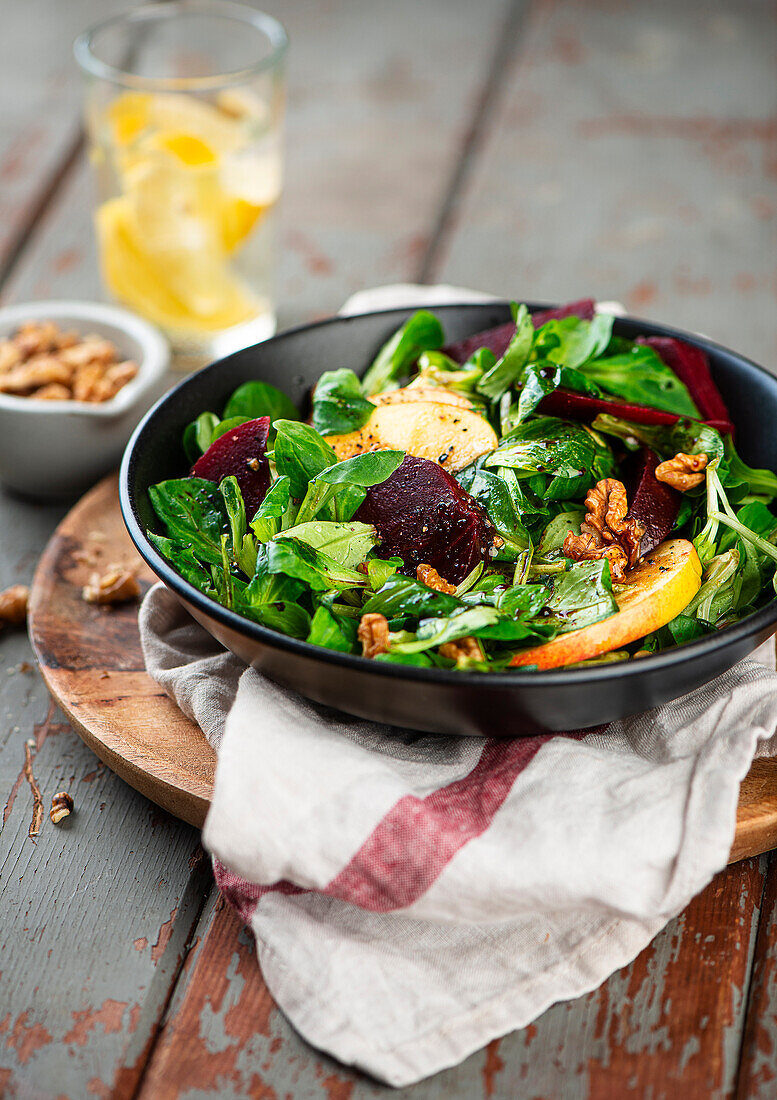 Feldsalat mit Rote Bete und Äpfeln