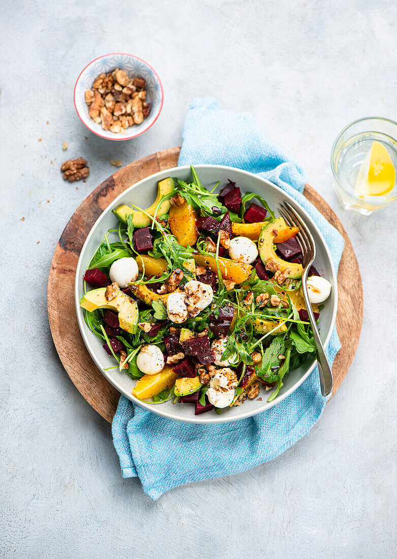 Rote-Bete-Salat mit Orange, Rucola, Avocado und Minimozzarella