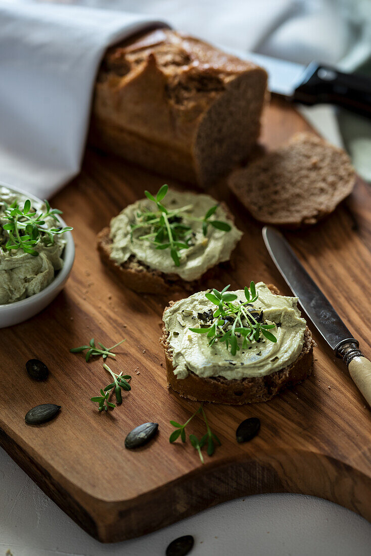 Brot mit Aufstrich aus Quark und Kürbiskernöl