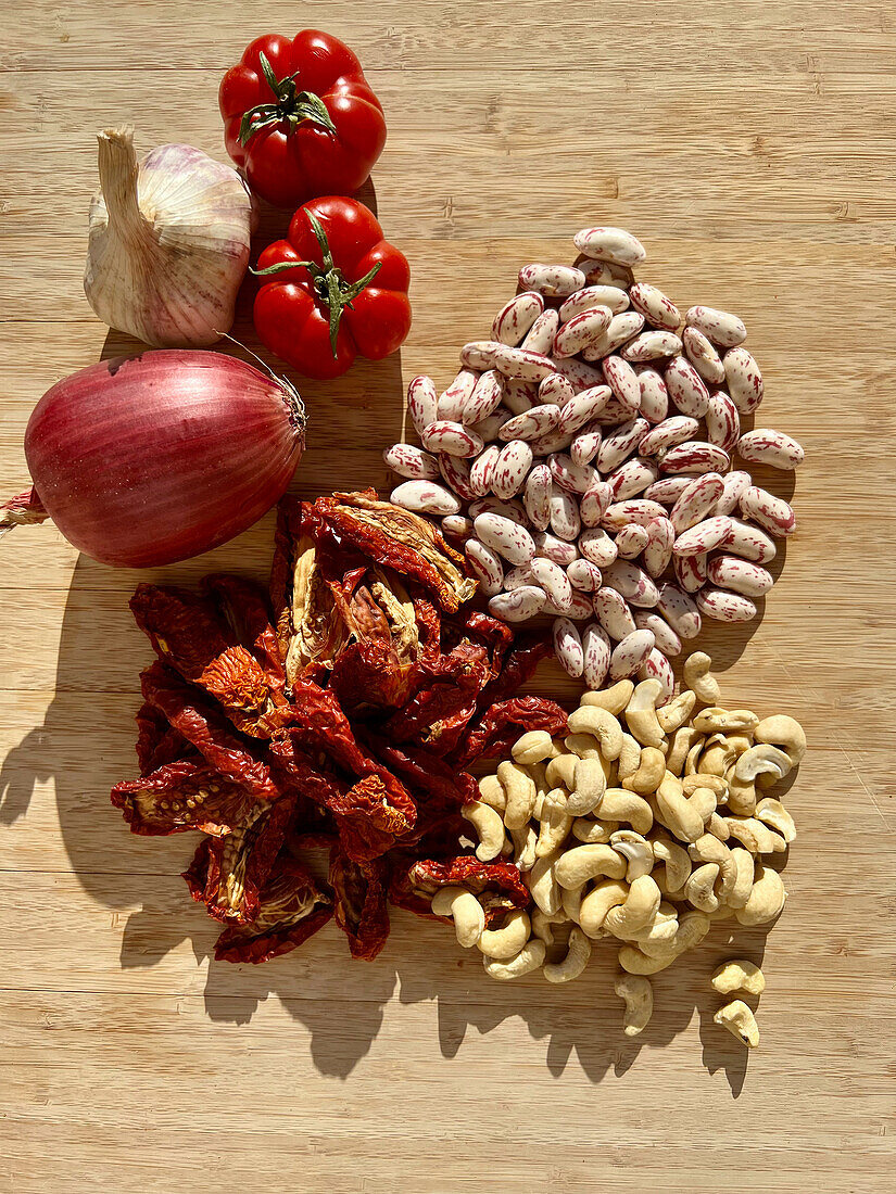 Getrocknete Tomaten, Borlotti-Bohnen, Cashewkerne, Zwiebel, Knoblauch, Tomaten (vegane Zutaten)