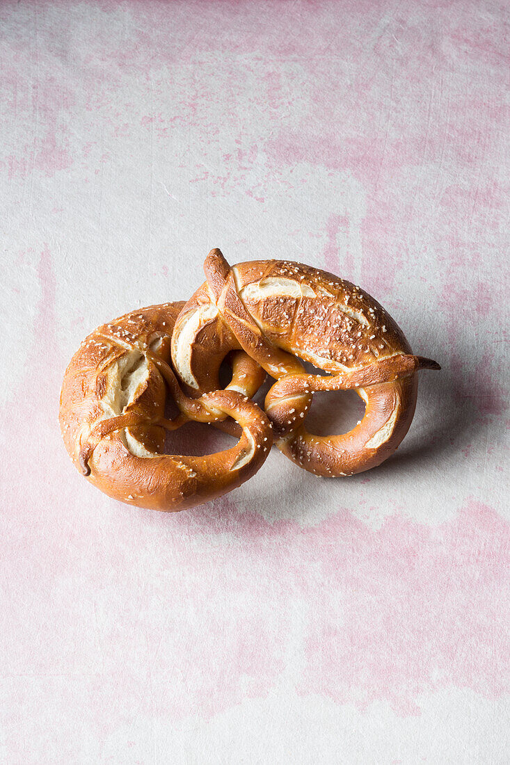 Two intertwined pretzels