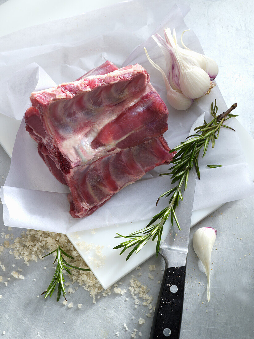 Roher Lammrücken mit Knoblauch und Rosmarin