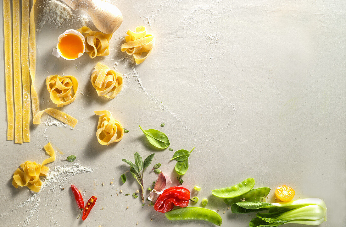 Pasta-Stillleben mit Gemüse