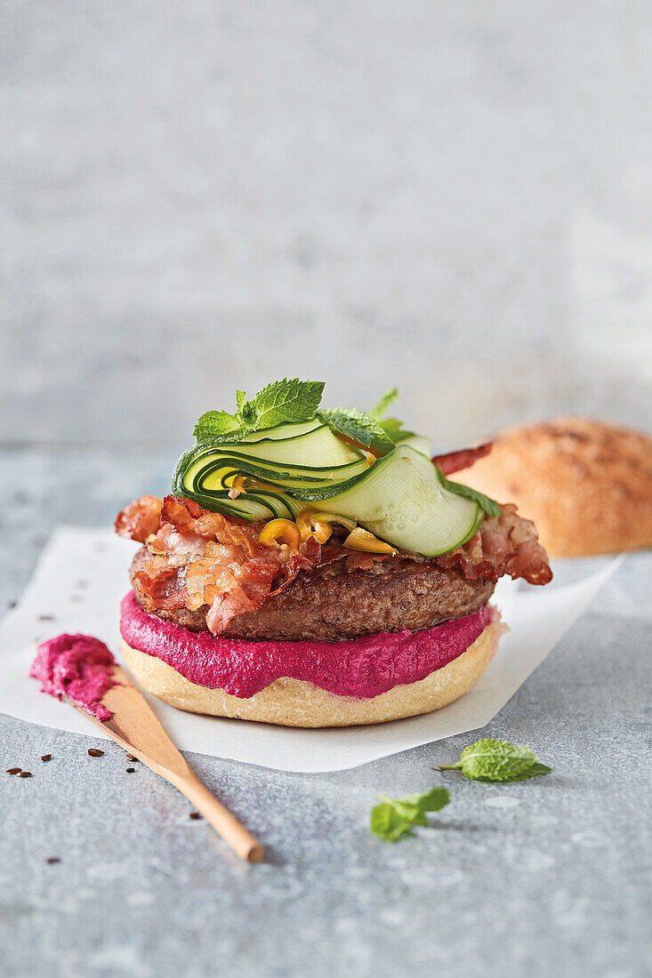 Burger mit marinierter Gurke, Rote-Bete-Mayo und knusprigem Speck