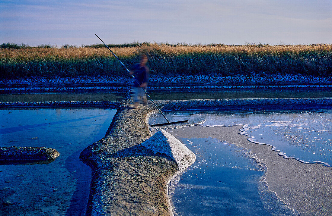 Salt extraction (Île de Noirmoutier, France)