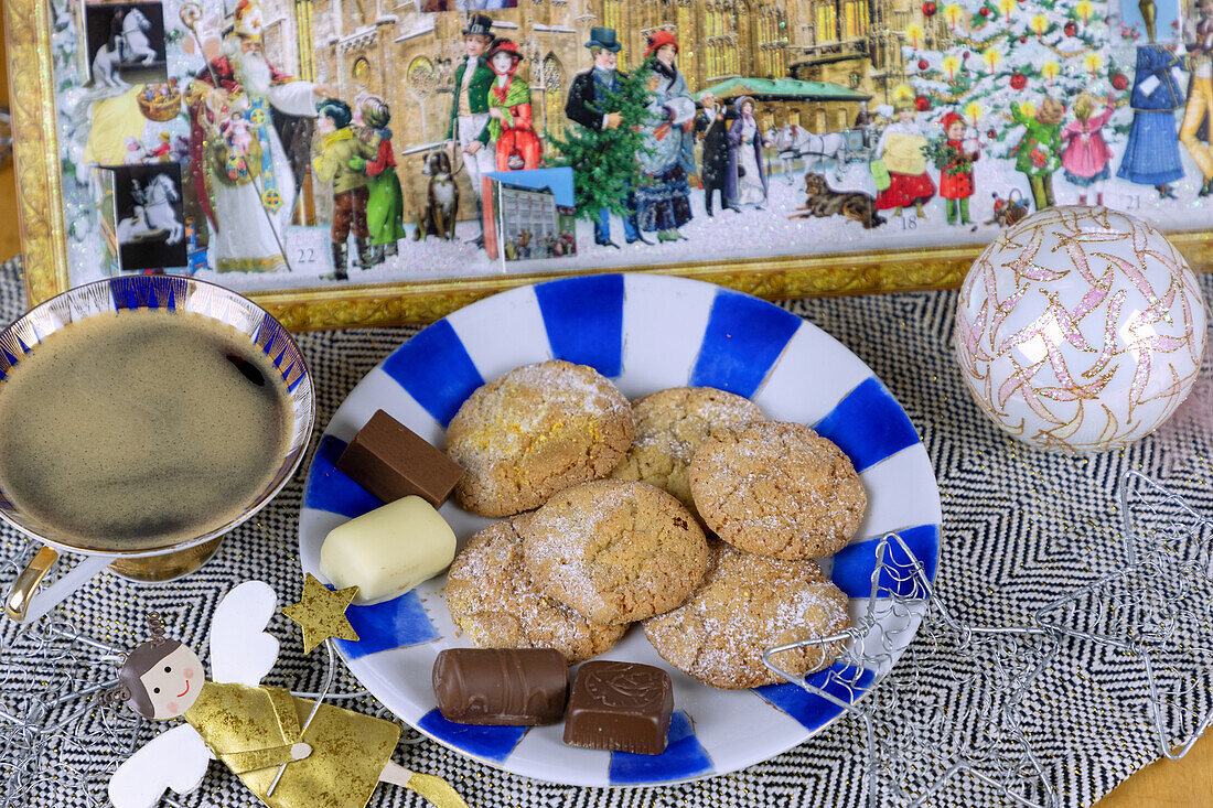 Orangenplätzchen und Schokoladenkonfekt in weihnachtlichem Ambiente