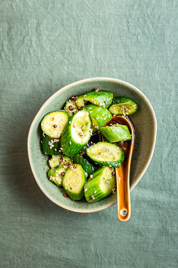 Gurkensalat mit Sesamsamen und Sichuanpfeffer (China)