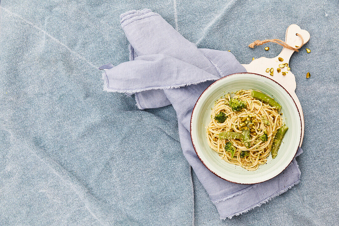 Spaghetti with broccoli pesto and pea pods
