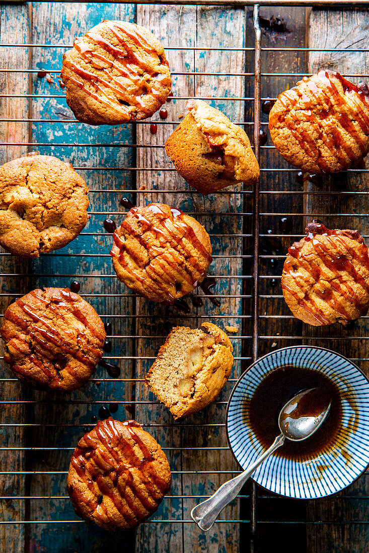 Apfel-Dinkel-Blondies mit Ahornglasur