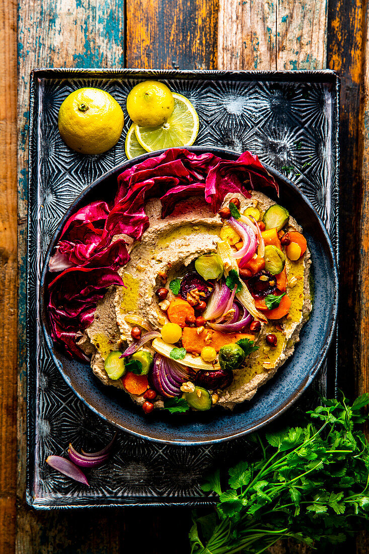 Loaded Hummus mit Wintergemüse und Walnüssen