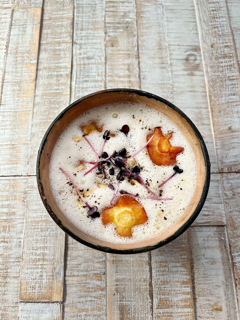 Frothy parsnip soup with parsnip chips