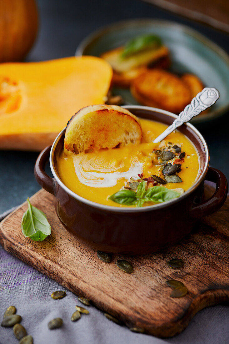 Kürbissuppe mit Röstbrot und Kürbiskernen