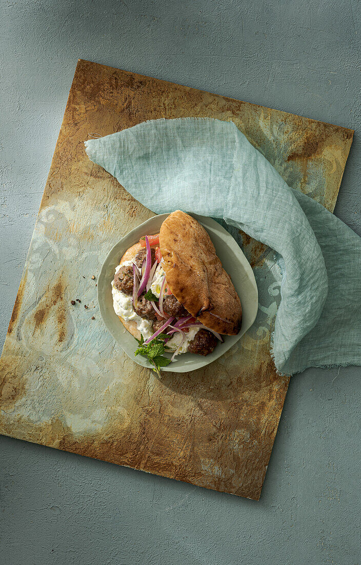 Pita mit Fleischbällchen und Tzatziki