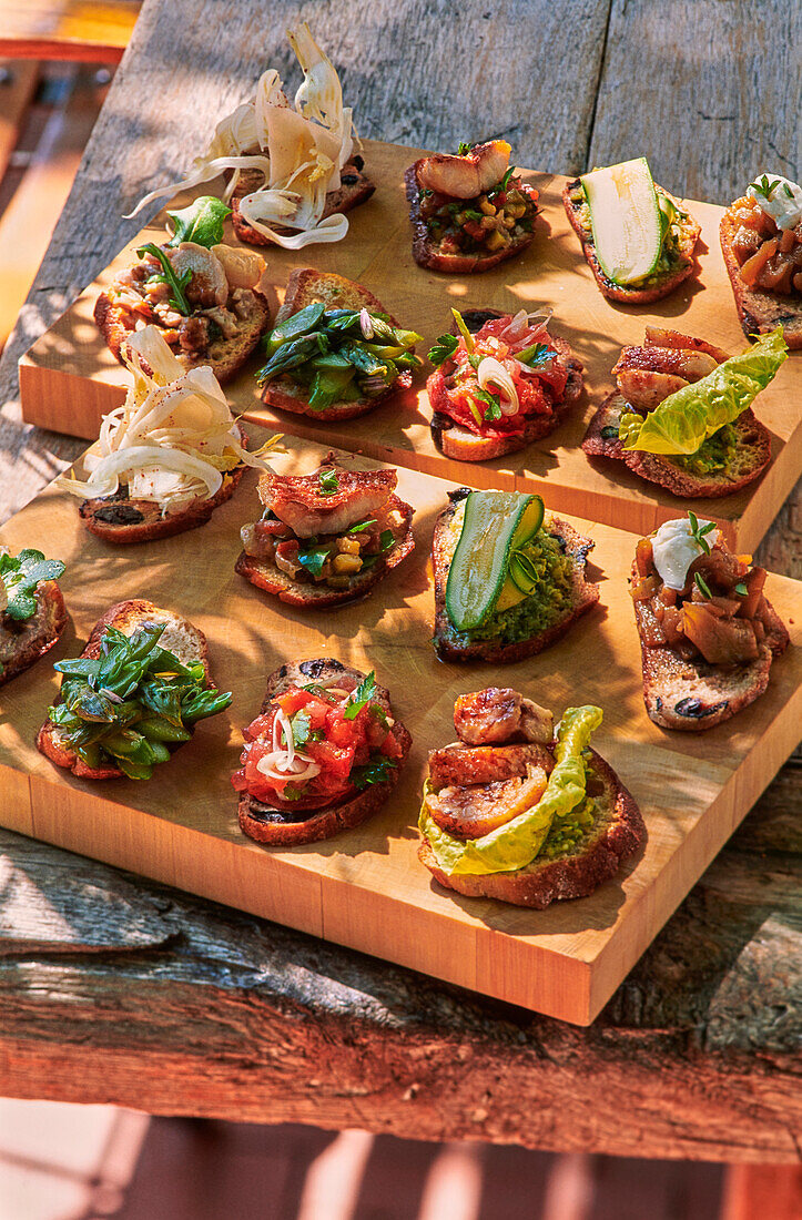 Bruschetta mit verschiedenen Toppings