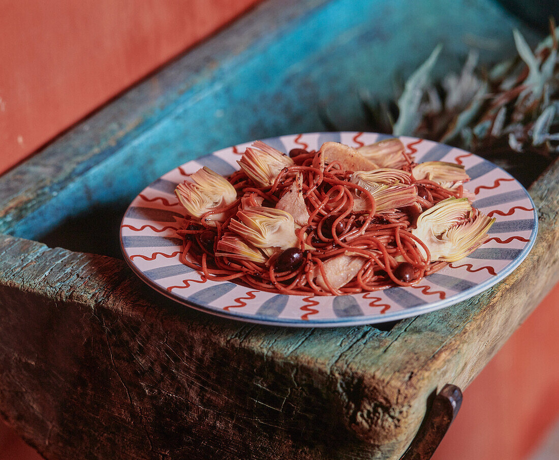 Spaghetti with tuna, olives and artichokes