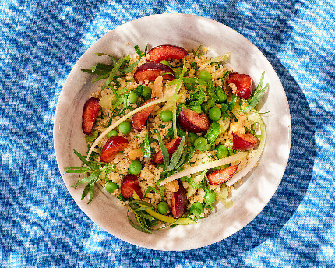 Bulgur salad with peas and cherries