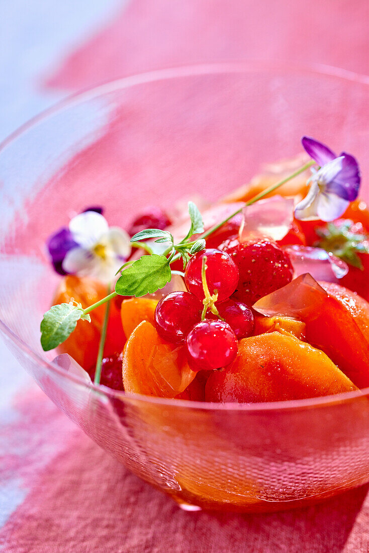 Obstsalat mit Aprikosen und Blüten