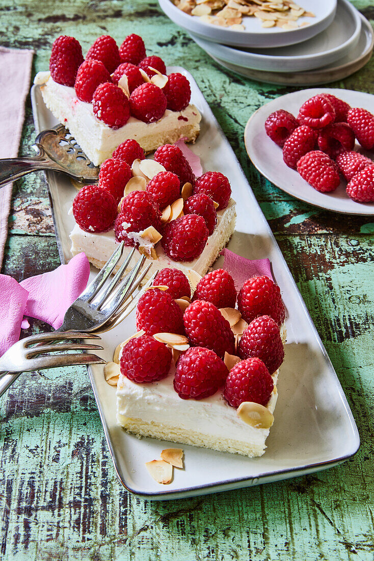 Raspberry cake with cream cheese