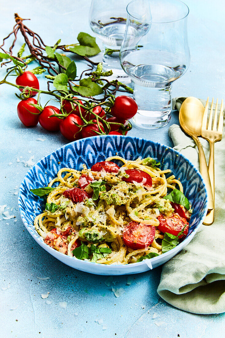 Frühlingspasta mit Kirschtomaten und Avocadosauce