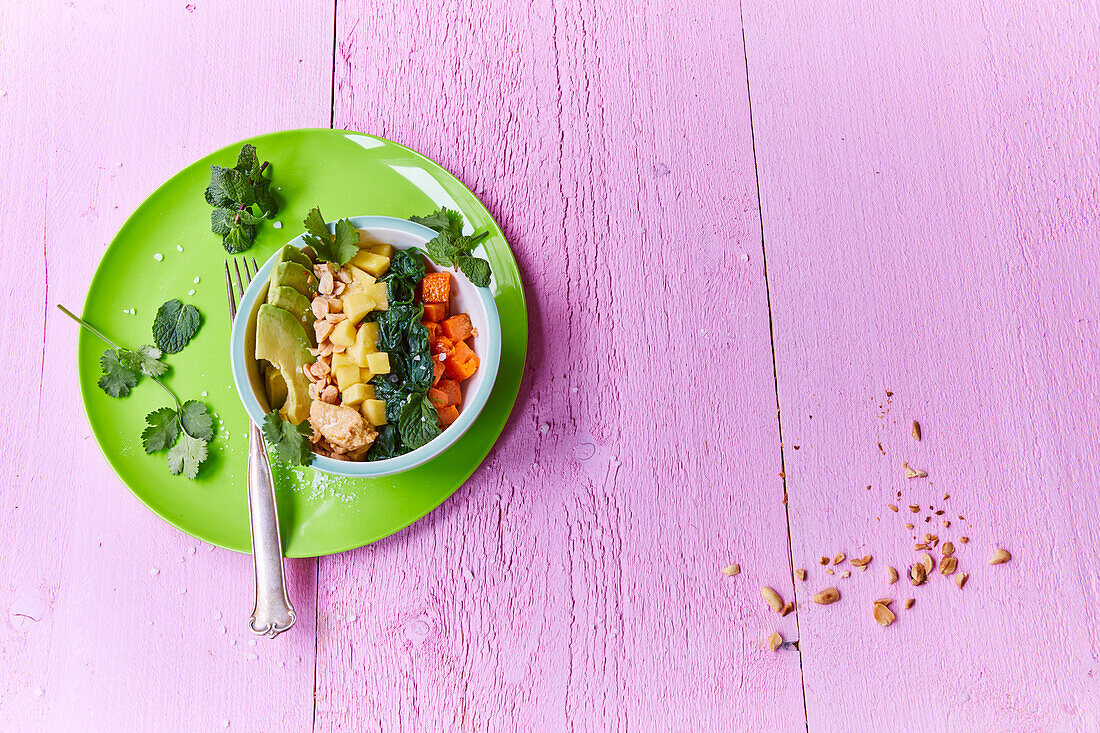 Veggie-Bowl mit Süßkartoffeln und Erdnüssen