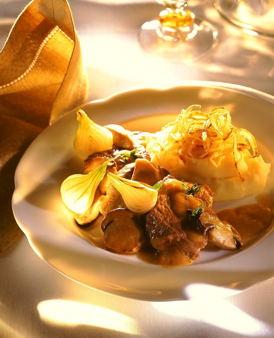 Filetsteak mit Steinpilzen & Kartoffelpüree mit Röstzwiebeln