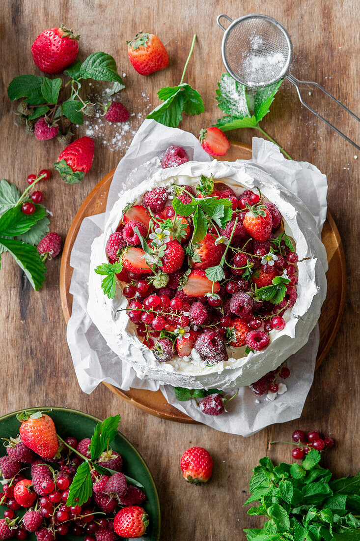 Pavlova cake with berries