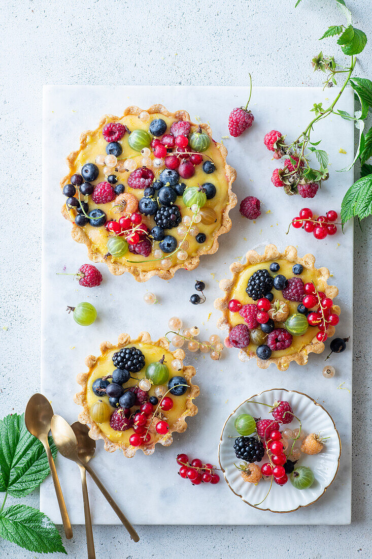 Tarteletts mit Lemon Curd und Beeren