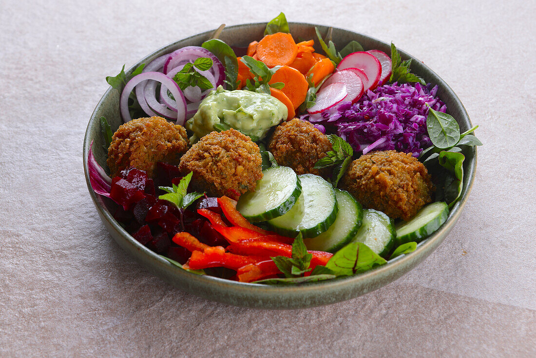 Salad Bowl mit Falafel